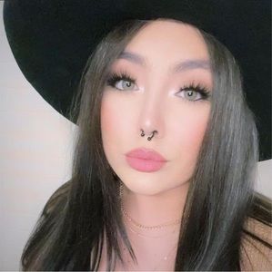 Meet your Posher, Razela